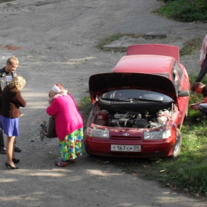 бабушку целует